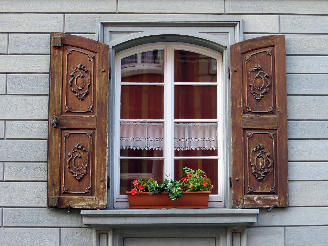 Café style shutters